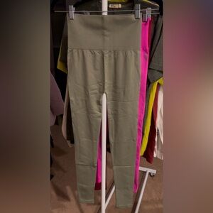 NWOT Zenana Flat Stomach Panel Leggings Small